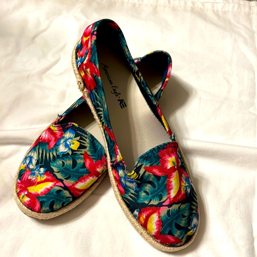 American eagle AE women’s loafer slide on canvas shoe size 9, navy blue floral
